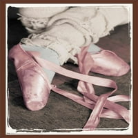 Краката на момичето в розови балетни чехли стенен плакат, 22.375 34